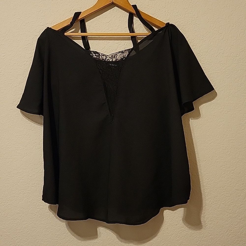 🫧 Torrid Black adjustable strap flare  cold shoulder sleeve blouse Size 2 EUC